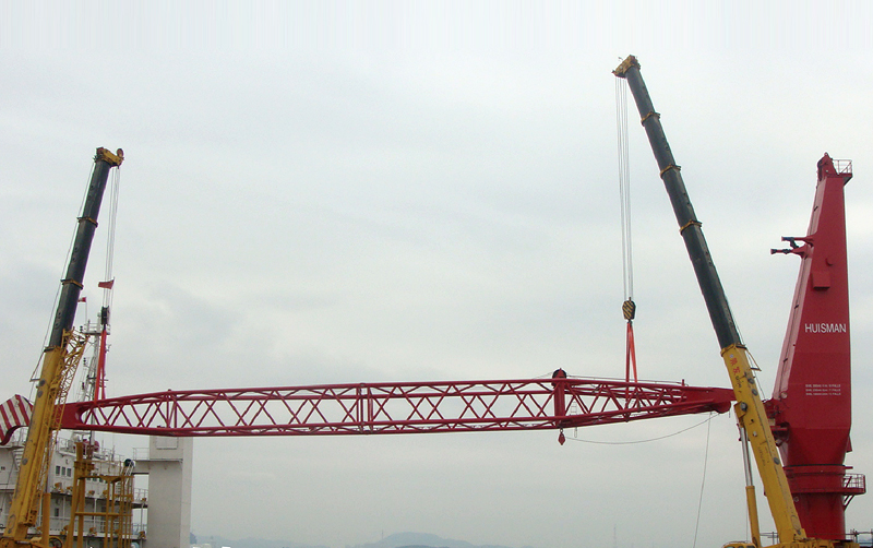 两台起重机在厦门港海上吊装作业